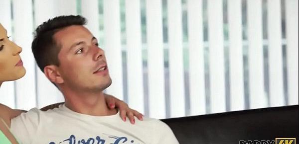 DADDY4K. Junge geht einkaufen und es bedeutet, dass sein Küken einen alten Mann ficken kann